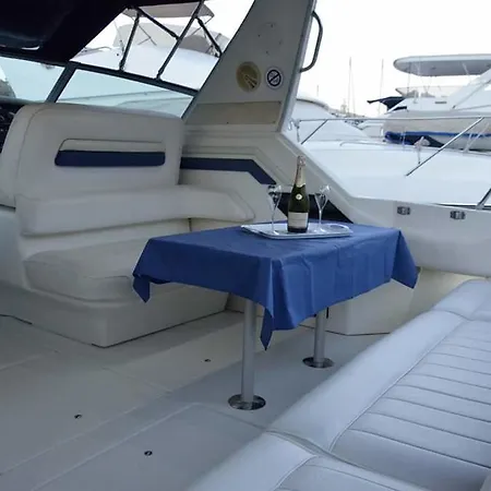 Barco Con Encanto Hotel en barco *